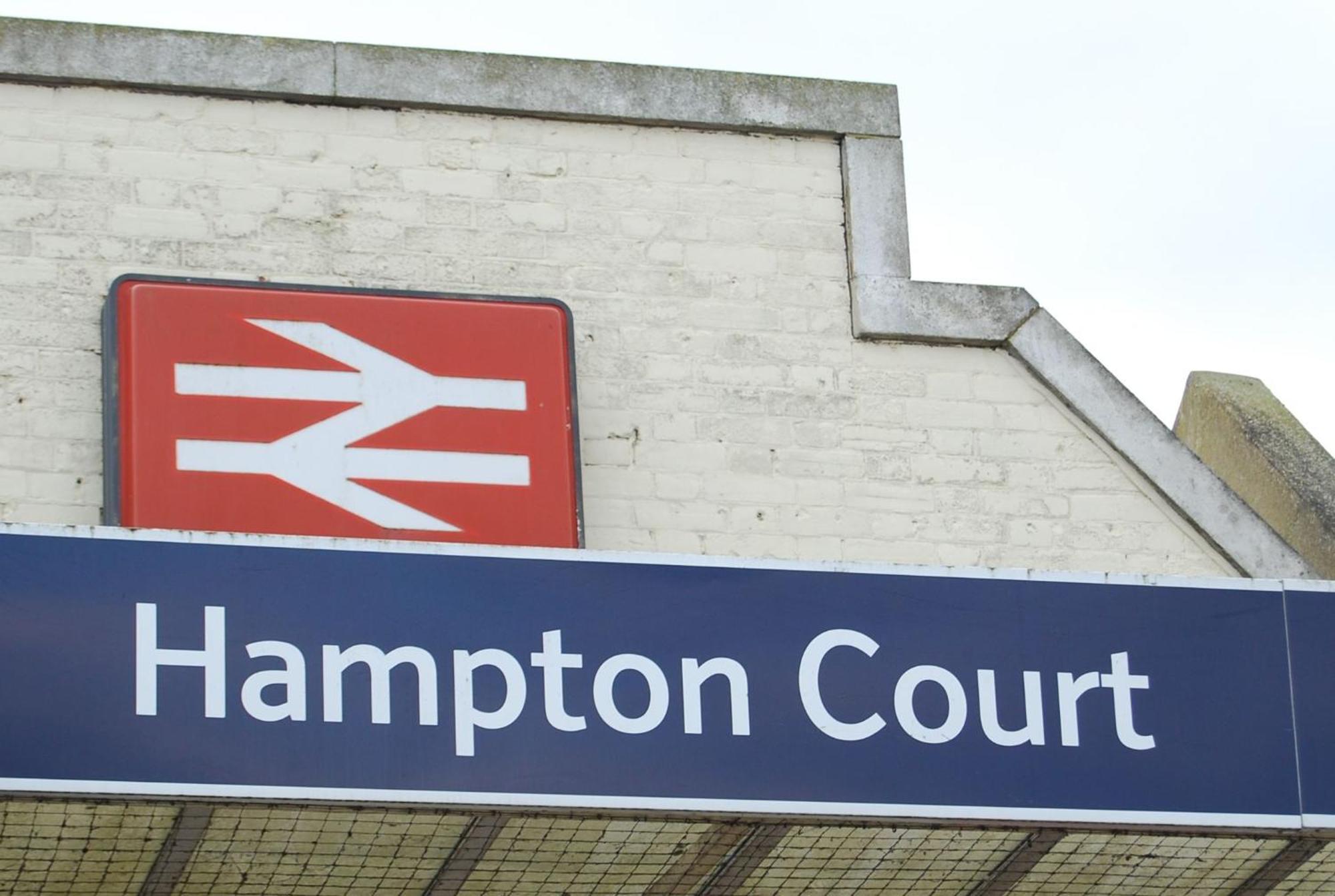 Hampton Court Snug Walk To Train & Palace East Molesey