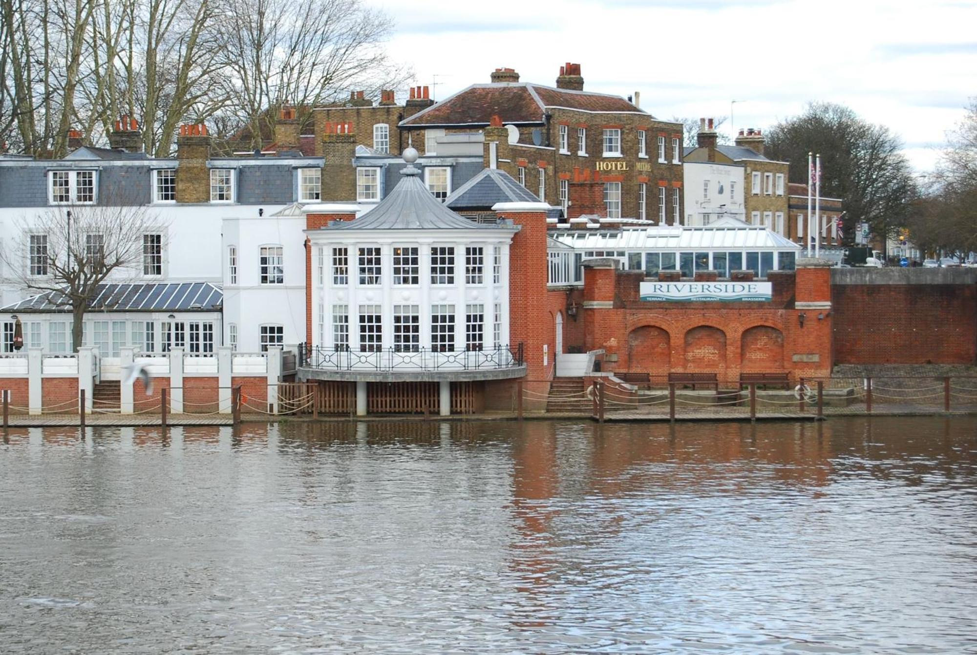 Hampton Court Snug Walk To Train & Palace * East Molesey