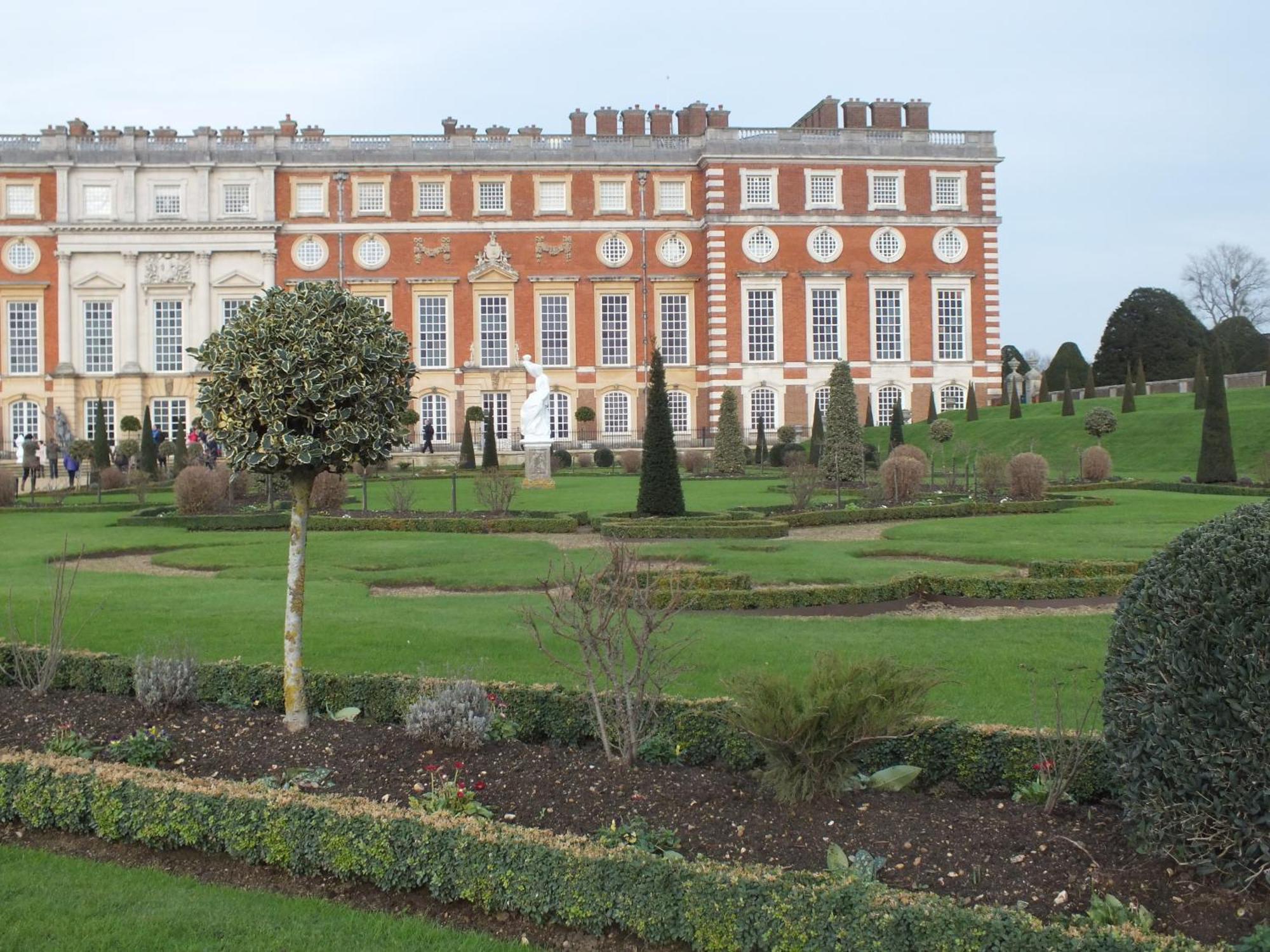 Hampton Court Snug Walk To Train & Palace